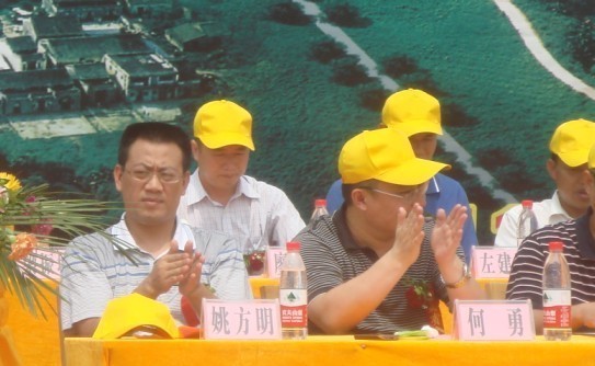 廣西新港灣公司副總經(jīng)理姚方明、生產(chǎn)副總經(jīng)理廖烈宏在會(huì